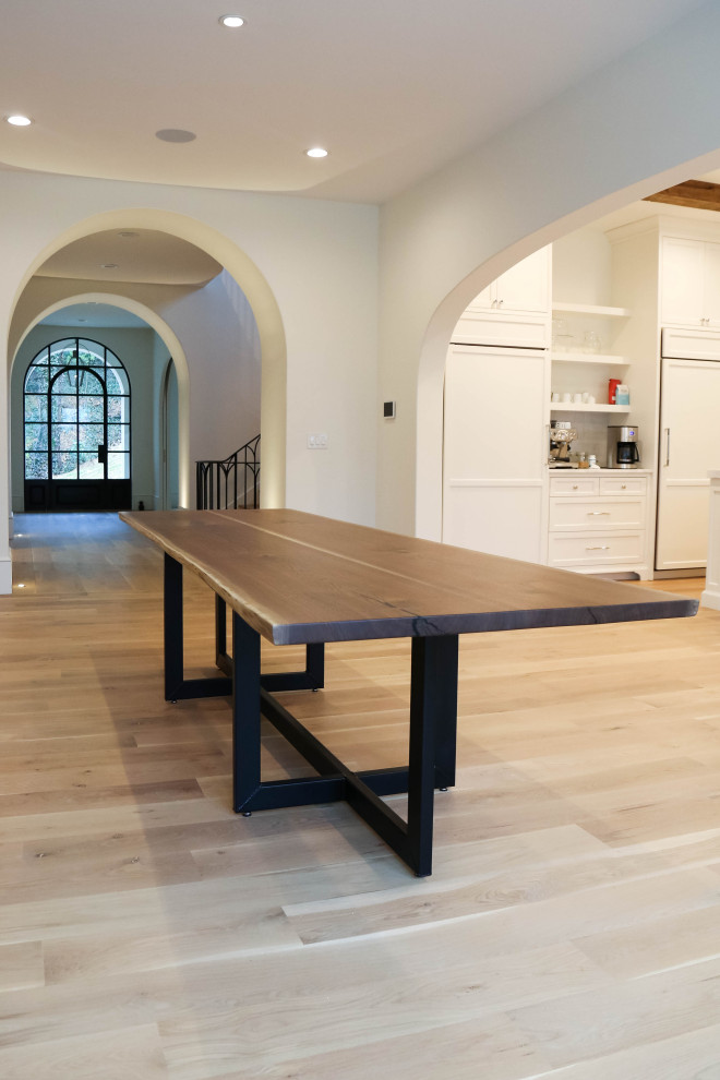 Exemple d'une grande salle à manger ouverte sur la cuisine tendance avec un mur blanc.