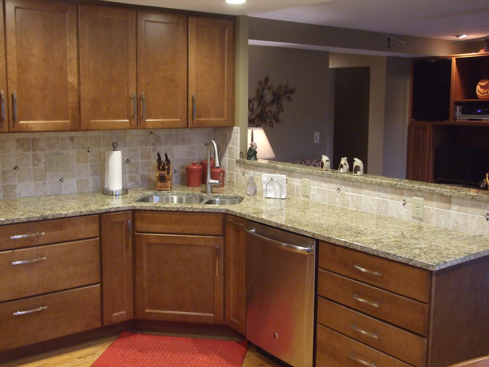 Transitional home design photo in Cincinnati