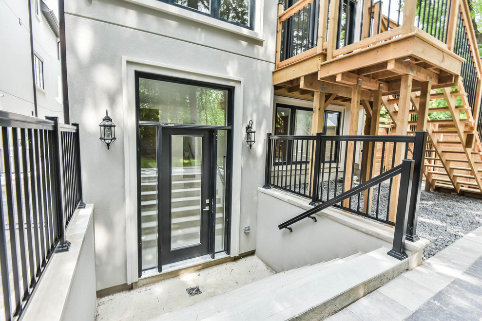 Entryway - transitional entryway idea in Toronto