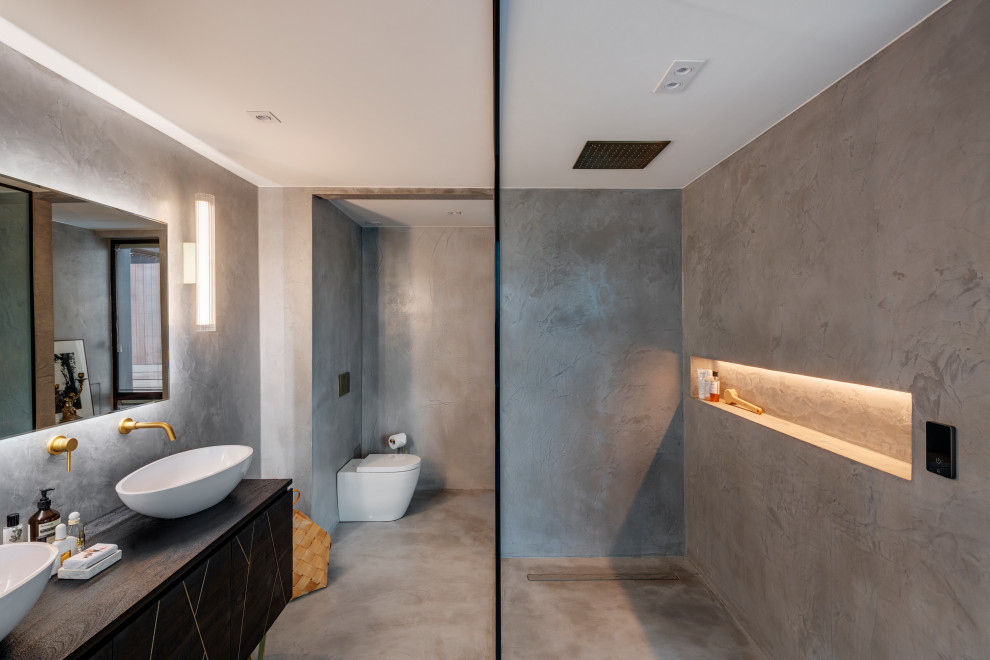 Idéer för ett stort lantligt svart en-suite badrum, med skåp i mörkt trä, ett fristående badkar, våtrum, grå väggar, träbänkskiva och med dusch som är öppen