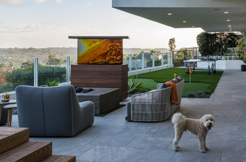 Inspiration for a mid-sized contemporary backyard full sun xeriscape in San Diego.