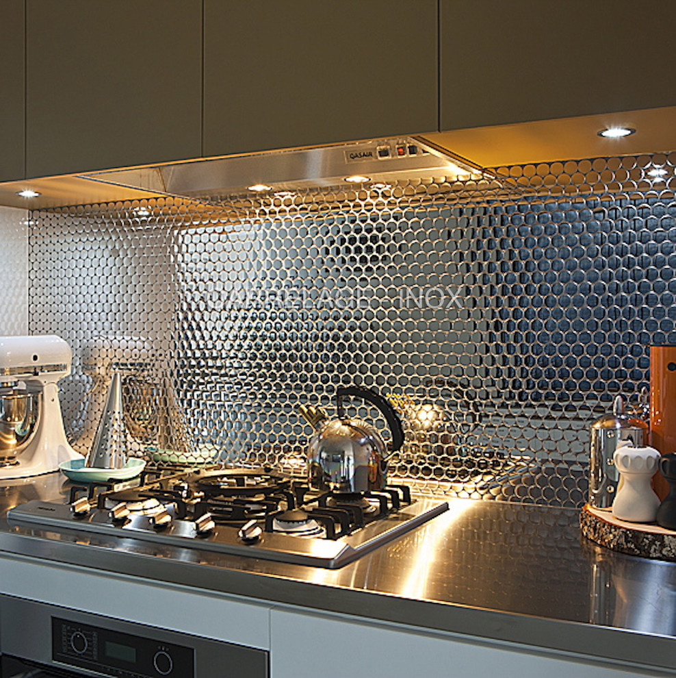 Inspiration for a contemporary kitchen in Paris with mirror splashback.