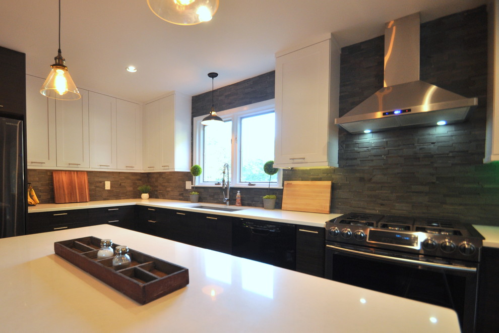 Example of a transitional kitchen design in Chicago