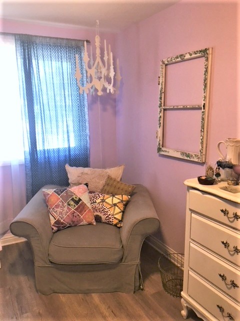 Design ideas for a mid-sized eclectic guest bedroom in Los Angeles with purple walls, laminate floors and beige floor.
