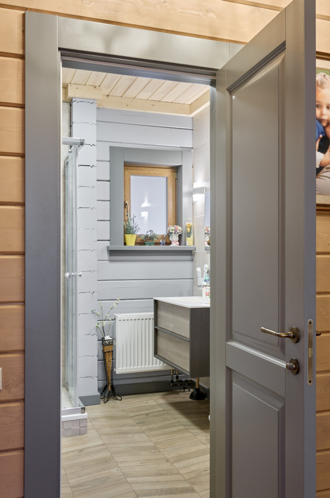 Серые двери в доме из бруса