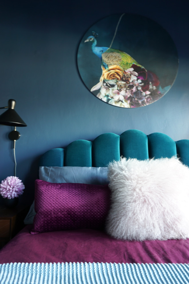 Idée de décoration pour une petite chambre bohème avec un mur bleu et un sol beige.