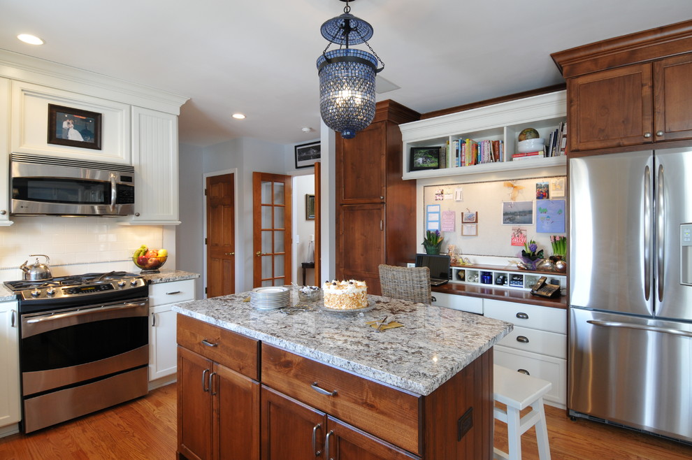 Kitchen - traditional kitchen idea in Chicago