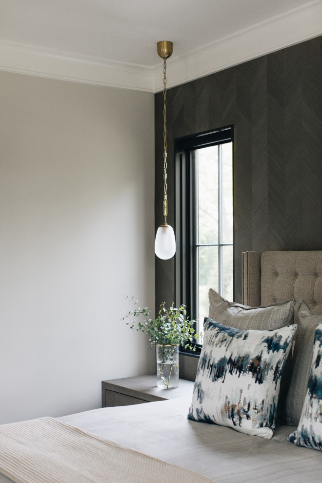 Cette image montre une chambre parentale design avec un mur gris, parquet foncé, un sol marron et du papier peint.
