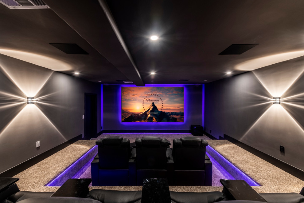 Пример оригинального дизайна: огромный открытый домашний кинотеатр в современном стиле с черными стенами, полом из керамической плитки, проектором и серым полом