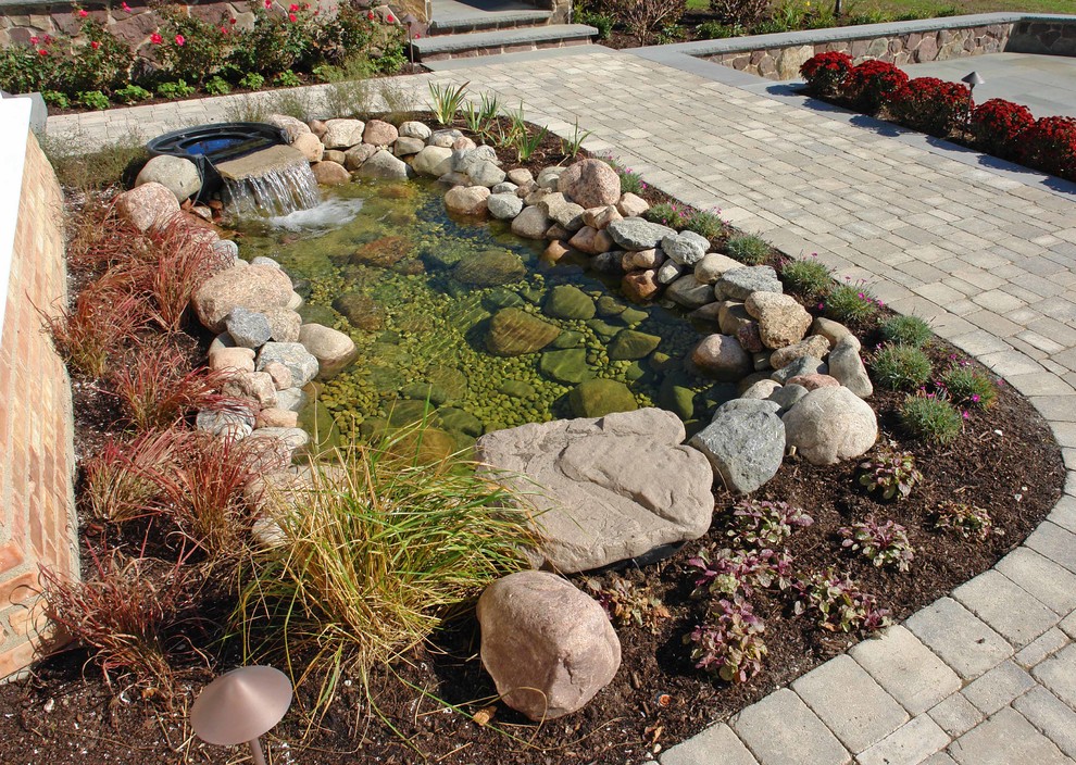 Inspiration for a large traditional backyard garden in Chicago with a fire feature.