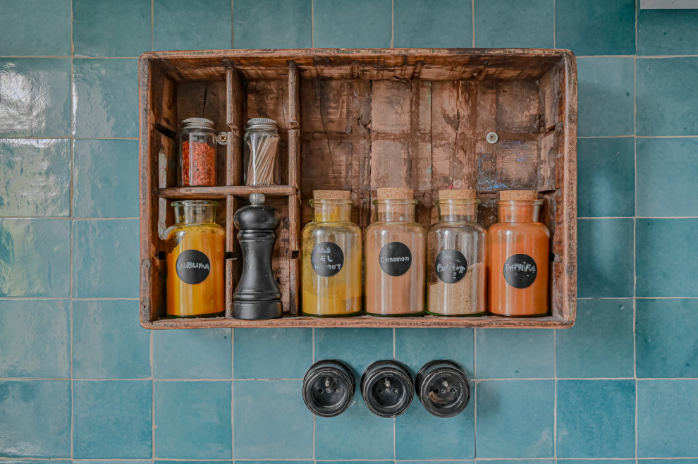 Imagen de cocinas en U vintage pequeño con fregadero bajoencimera, salpicadero de azulejos de cerámica y suelo de baldosas de cerámica