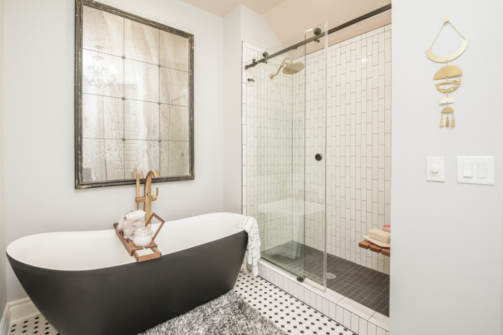 Bild på ett stort vintage vit vitt en-suite badrum, med skåp i shakerstil, svarta skåp, ett fristående badkar, en dusch i en alkov, grå väggar, klinkergolv i porslin, ett undermonterad handfat, bänkskiva i kvarts, flerfärgat golv och dusch med skjutdörr