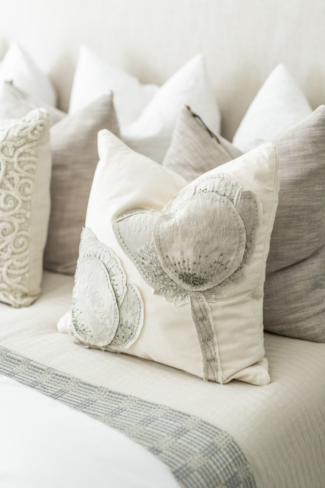 Inspiration for a transitional home design remodel in Toronto