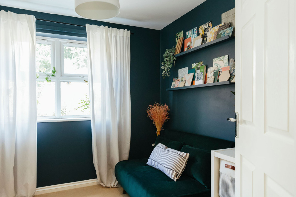 ハンプシャーにある高級な中くらいなコンテンポラリースタイルのおしゃれなアトリエ・スタジオ (青い壁、カーペット敷き、自立型机、ベージュの床) の写真