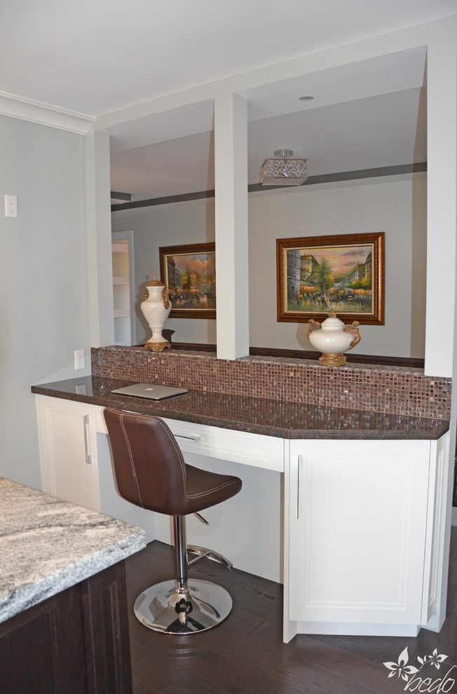 Example of a mid-sized transitional l-shaped dark wood floor home design design in Toronto with a double-bowl sink, shaker cabinets, white cabinets, quartz countertops, brown backsplash, mosaic tile backsplash, stainless steel appliances and an island