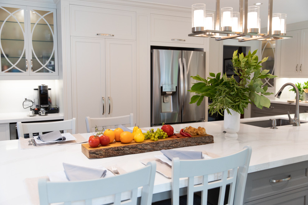 Kitchen - transitional kitchen idea in Toronto