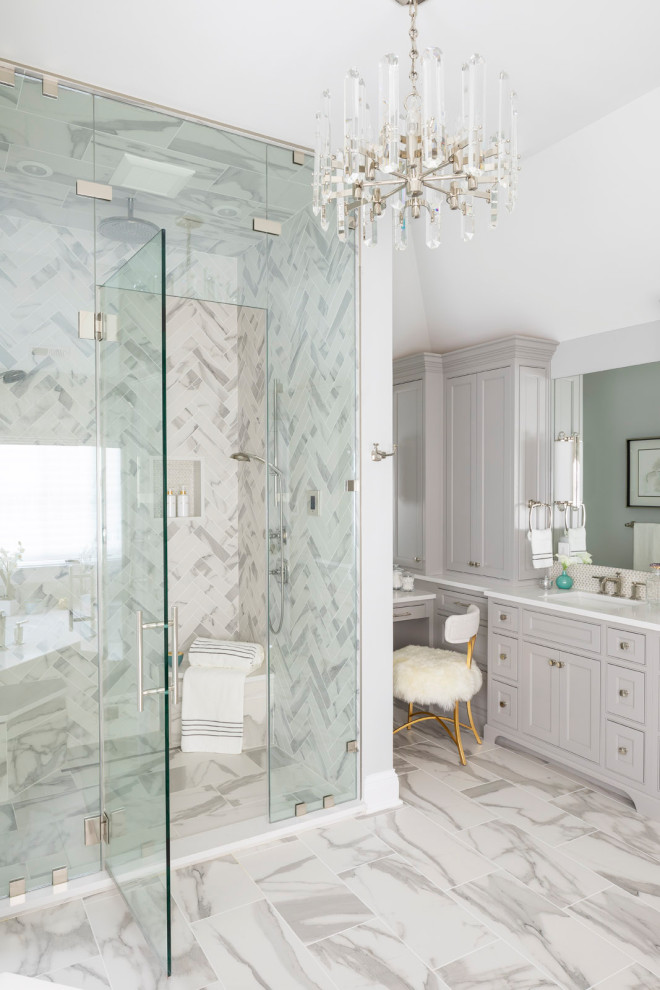 Foto på ett stort vintage vit en-suite badrum, med skåp i shakerstil, vita skåp, en dusch i en alkov, glaskakel, vita väggar, ett undermonterad handfat, bänkskiva i kvartsit, vitt golv och dusch med gångjärnsdörr