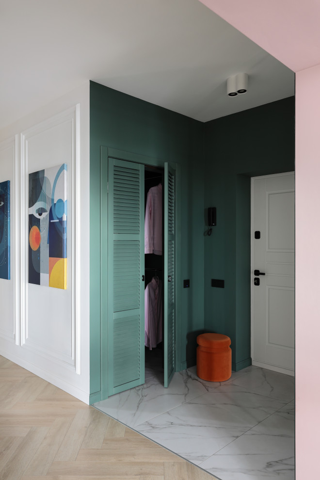 Свежая идея для дизайна: входная дверь среднего размера со шкафом для обуви в современном стиле с зелеными стенами, полом из керамогранита, одностворчатой входной дверью, белой входной дверью и белым полом - отличное фото интерьера