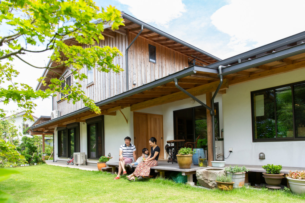 他の地域にあるトラディショナルスタイルのおしゃれな家の外観の写真