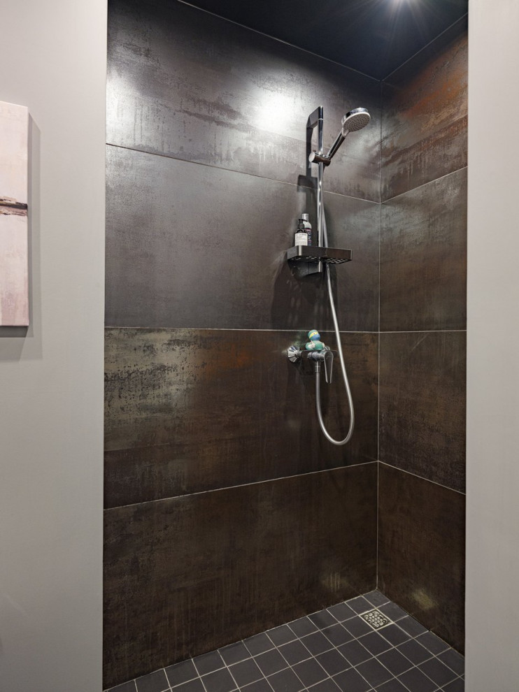 Квартира-студия с черным потолком в стиле лофт