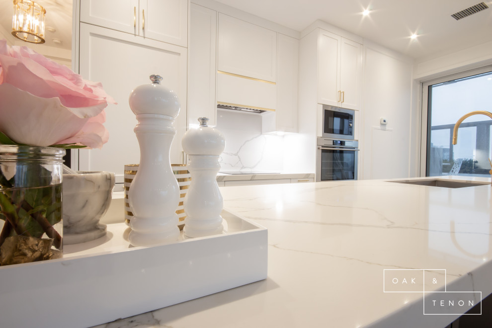 Transitional kitchen photo in Toronto