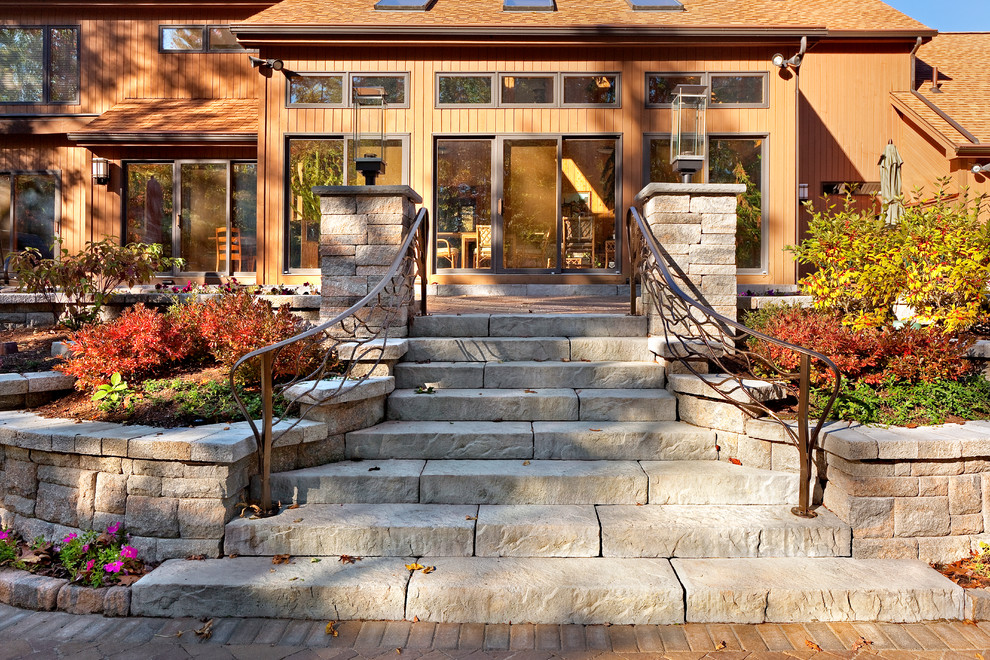 Design ideas for a mid-sized rustic front yard landscaping.