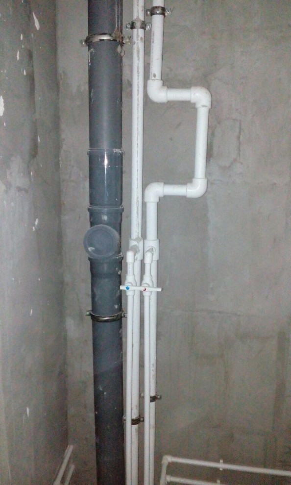 Разводка труб в ванной: разбор скрытой и открытой схем прокладки трубопровода