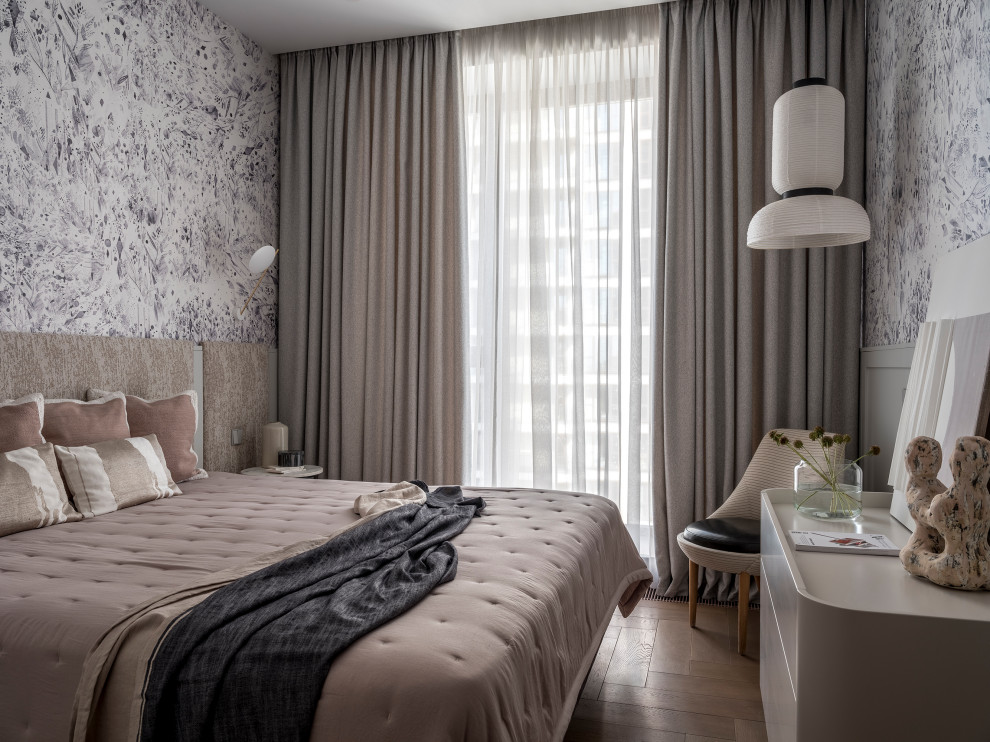 Источник вдохновения для домашнего уюта: хозяйская спальня среднего размера в современном стиле с серыми стенами, паркетным полом среднего тона, обоями на стенах и коричневым полом