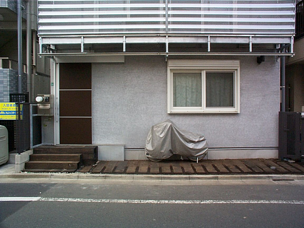 東京23区にある小さなモダンスタイルのおしゃれな三階建ての家 (漆喰サイディング) の写真