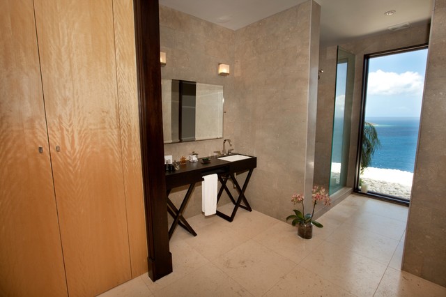 Bath and Dressing Room tropisk-opbevaring-og-garderobe