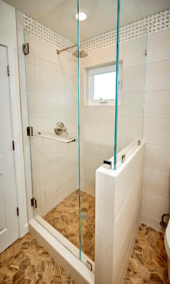 Idéer för mellanstora vitt en-suite badrum, med luckor med infälld panel, gröna skåp, en öppen dusch, en vägghängd toalettstol, vit kakel, cementkakel, vita väggar, klinkergolv i porslin, ett undermonterad handfat, bänkskiva i kvarts, brunt golv och dusch med gångjärnsdörr