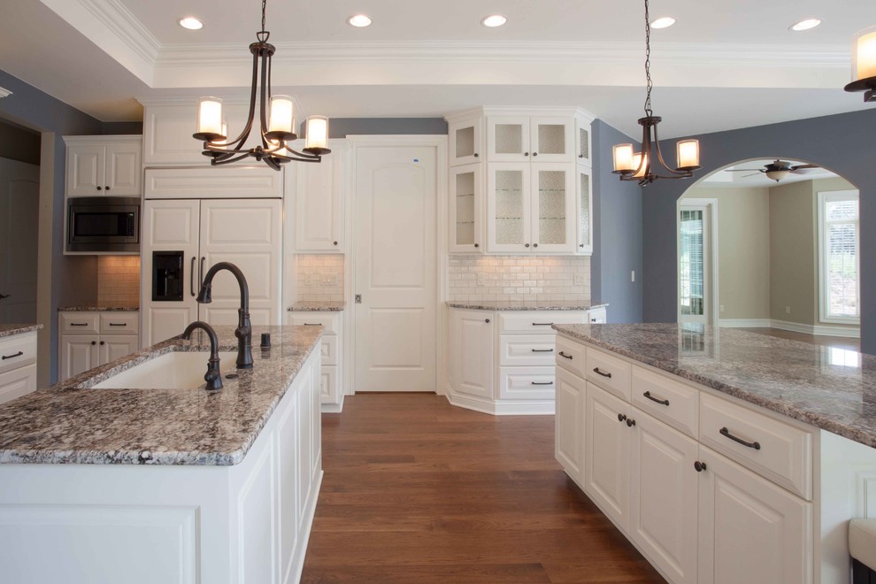 Kitchen - transitional kitchen idea in Milwaukee