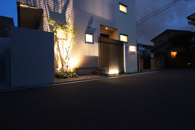 建物のライトアップ 株式会社smile Garden 神奈川県ｈ様邸 Asiatique Facade Faubourg De Tokyo Par Proの庭照明 ライティングマイスター Houzz