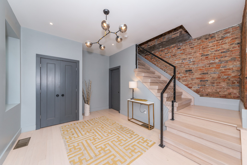 Transitional home design photo in Cincinnati