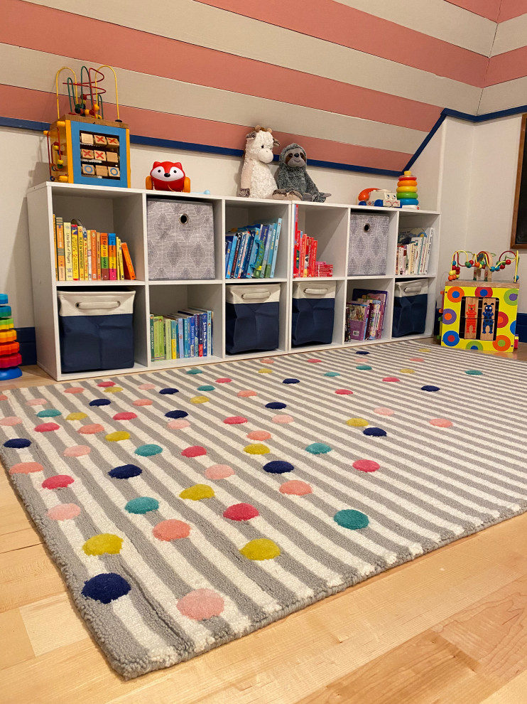 Inspiration för små klassiska barnrum kombinerat med lekrum, med vita väggar, ljust trägolv och brunt golv