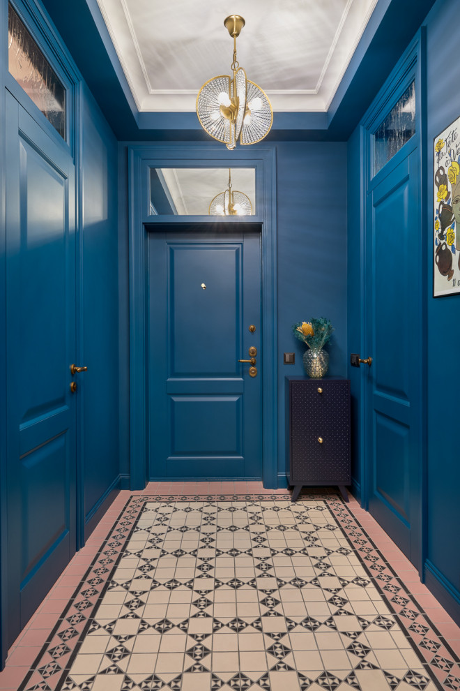 Ispirazione per un ingresso o corridoio design con pareti blu, pavimento beige e soffitto ribassato