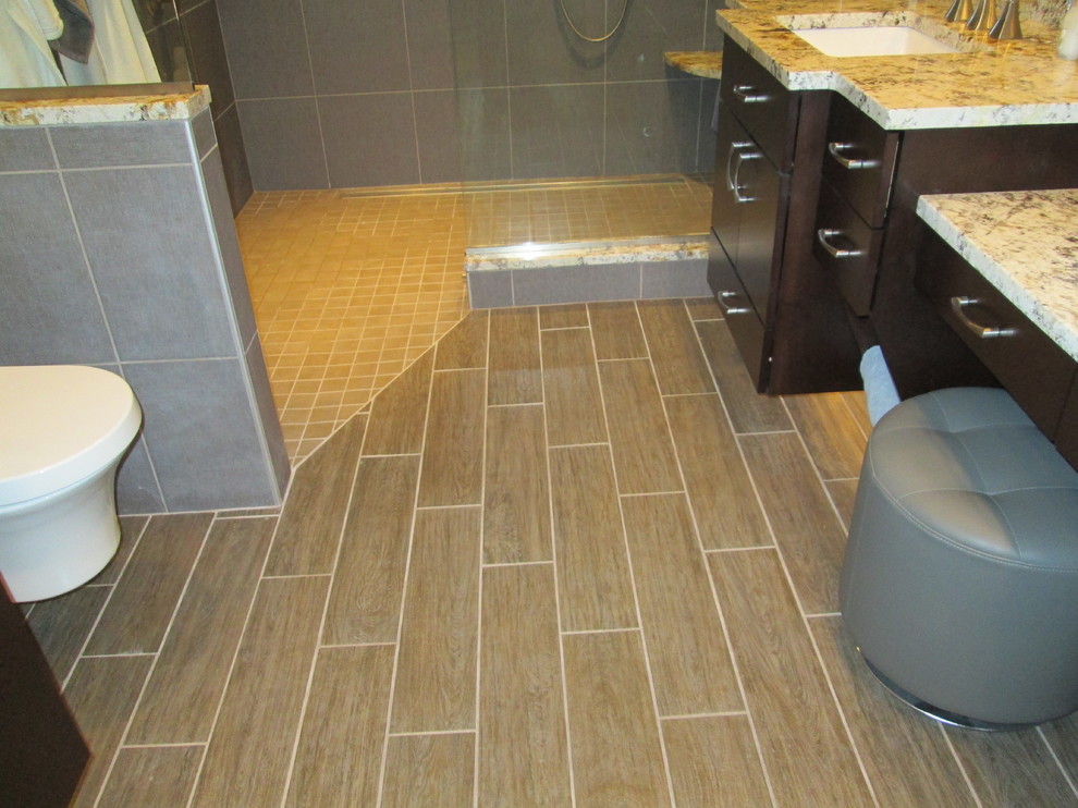 Example of a mid-sized transitional bathroom design with an undermount sink and granite countertops