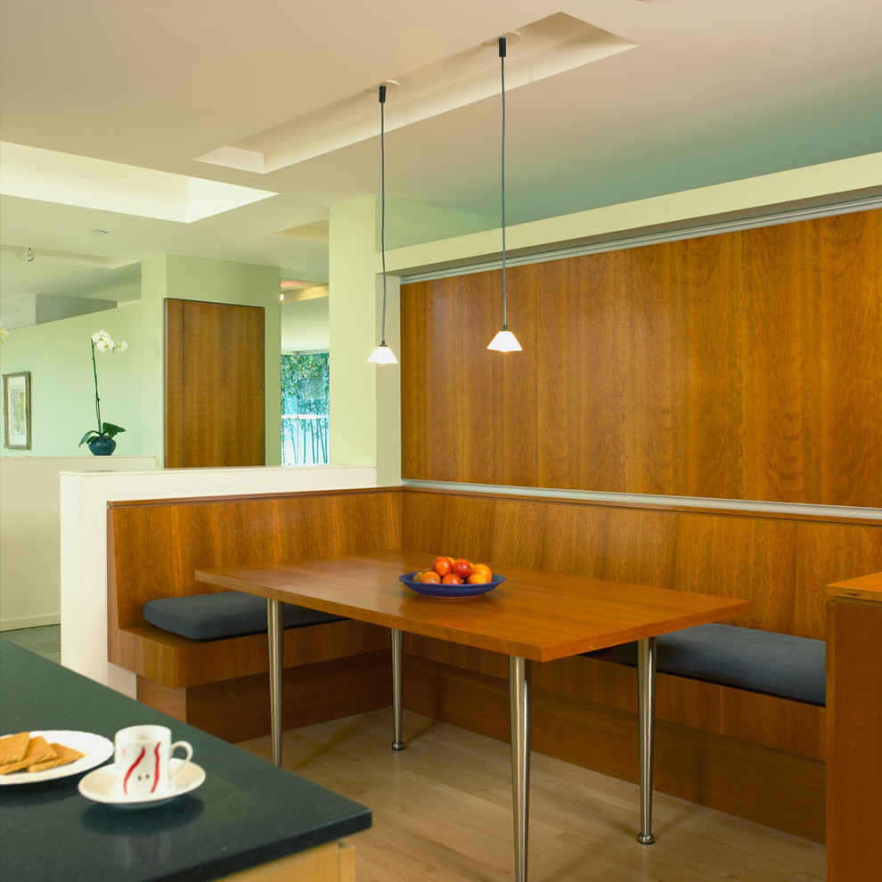 This is an example of a modern kitchen/dining combo in Los Angeles.