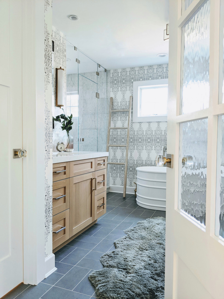 Exemple d'une salle de bain chic en bois clair avec un placard à porte shaker, une baignoire indépendante, une douche double, WC à poser, un carrelage blanc, du carrelage en marbre, un mur multicolore, un sol en marbre, un lavabo encastré, un plan de toilette en quartz modifié, un sol blanc, une cabine de douche à porte battante, un plan de toilette blanc, des toilettes cachées, meuble simple vasque, meuble-lavabo encastré et du papier peint.