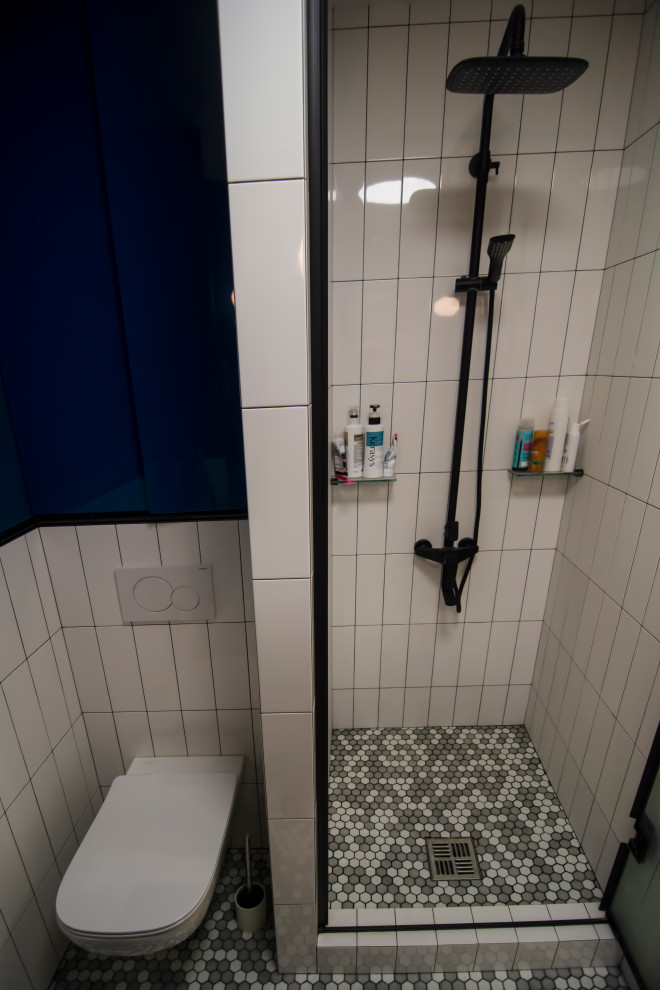 Свежая идея для дизайна: маленькая ванная комната со стиральной машиной в скандинавском стиле с плоскими фасадами, светлыми деревянными фасадами, душем в нише, инсталляцией, белой плиткой, плиткой кабанчик, синими стенами, полом из мозаичной плитки, душевой кабиной, настольной раковиной, столешницей из дерева, серым полом, душем с распашными дверями, бежевой столешницей, тумбой под одну раковину и напольной тумбой для на участке и в саду - отличное фото интерьера