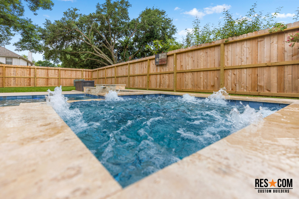 Richmond - Pool and pool bathroom