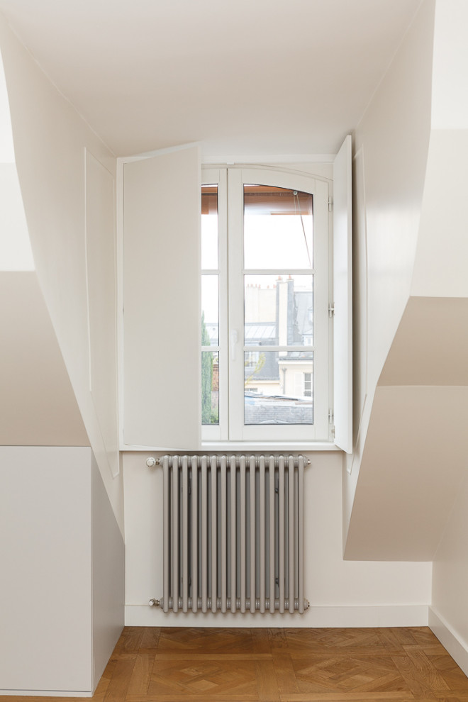 パリにある中くらいな北欧スタイルのおしゃれな主寝室 (白い壁、淡色無垢フローリング、暖炉なし、ベージュの床) のインテリア