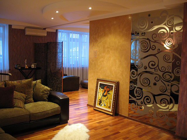 Интерьер коттеджа с мансардой