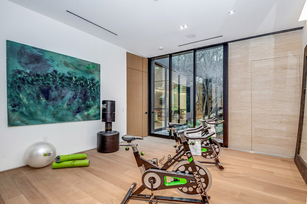 Inspiration for a contemporary home gym in Los Angeles.