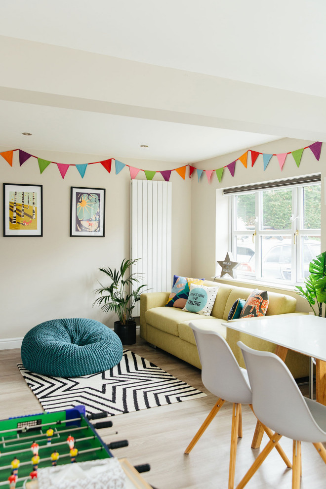 Immagine di un soggiorno moderno di medie dimensioni con pareti beige, parquet chiaro e TV autoportante