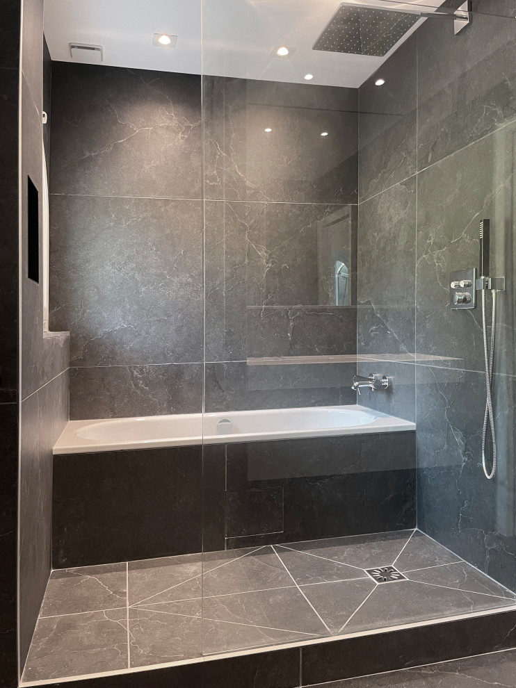 Inspiration pour une salle de bain grise et blanche minimaliste de taille moyenne avec des portes de placard grises, une baignoire en alcôve, une douche à l'italienne, un carrelage gris, un carrelage de pierre, un mur gris, un sol en ardoise, un sol gris, une niche, meuble-lavabo encastré et un mur en pierre.