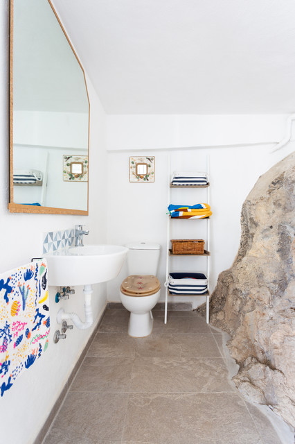 Ba&ntilde;o con roca vista coastal-bathroom