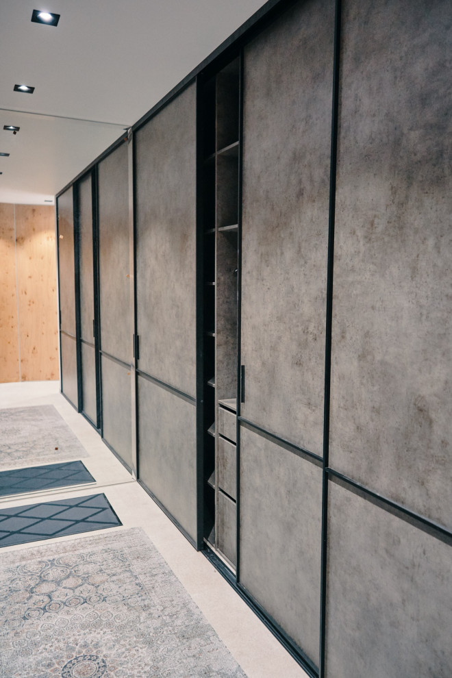 Шкаф-купе raumplus с серыми дверьми в черном профиле S1200