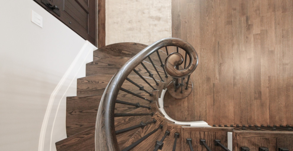 Cette photo montre un grand escalier peint flottant chic avec des marches en bois et un garde-corps en métal.