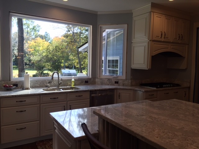 Kitchen - kitchen idea in Charleston